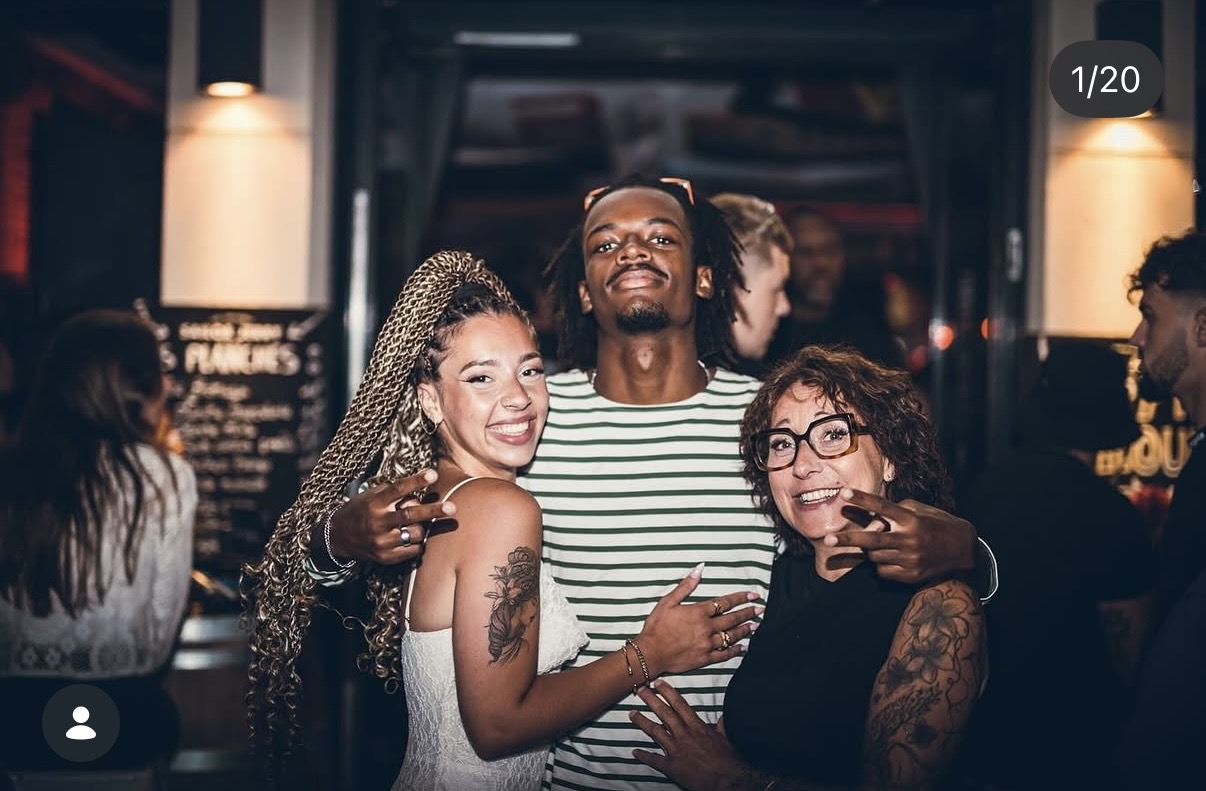 Des amis réunis dans le bar