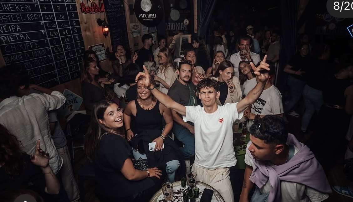 Des clients qui profitent de leur soirée
